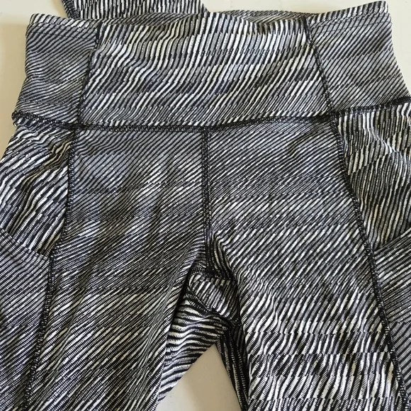 Lululemon SeaWheeze Fast and Free High-Rise Tight 25" Leggings 7/8 White Black 4 - Picture 3 of 10